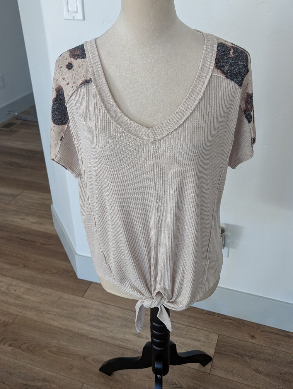 Women's Beige V-Neck Tie-Hem Top with Patterned Shoulders